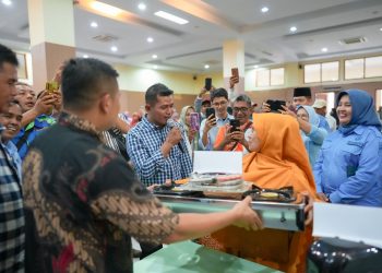 Pemerintah Kabupaten Solok Serahkan Bantuan Peralatan bagi UMKM Tahun 2025