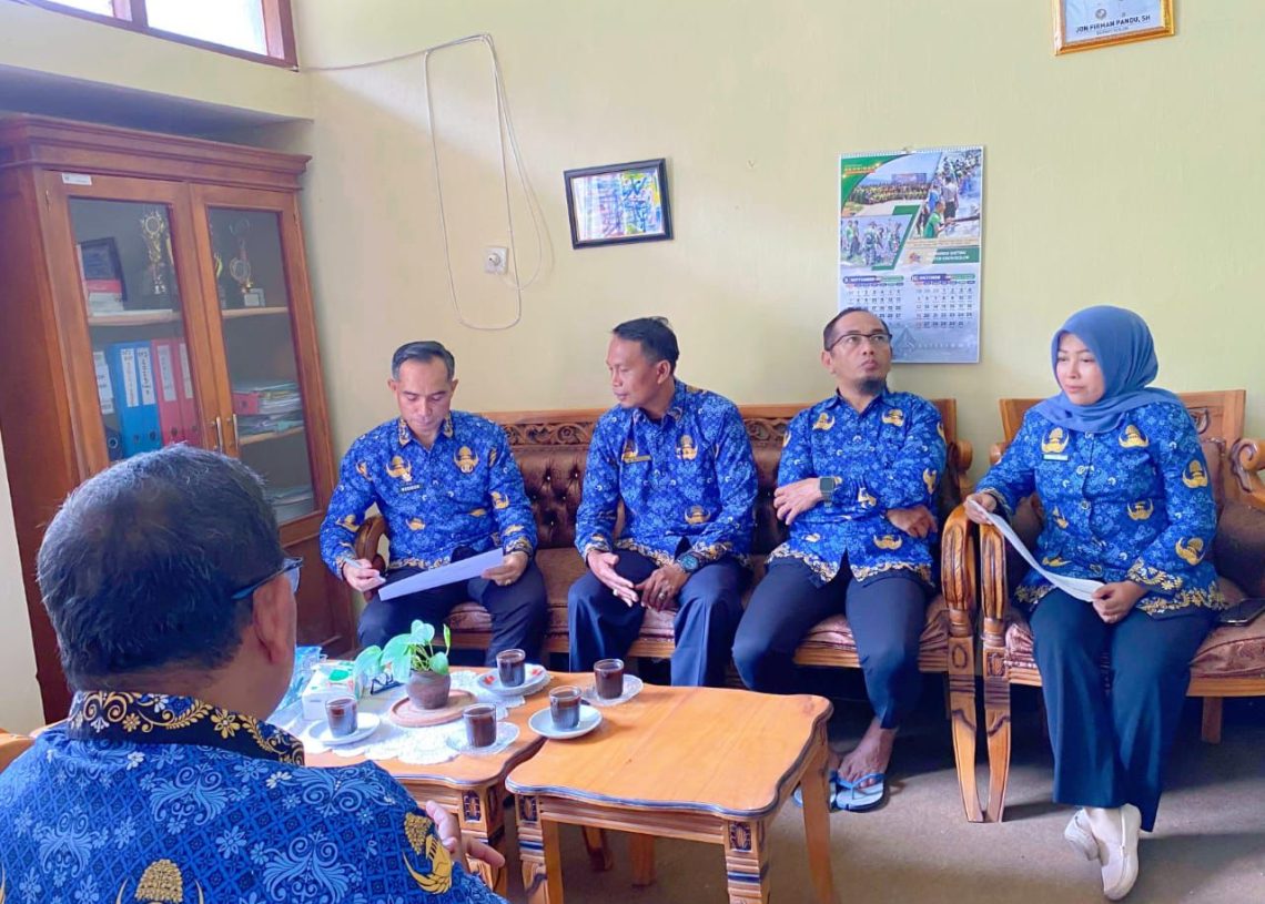 Pastikan Pelayanan Publik Terpenuhi di Wilayah Perbatasan, Sekda Madison Kunjungi Kantor Camat X Koto Diatas