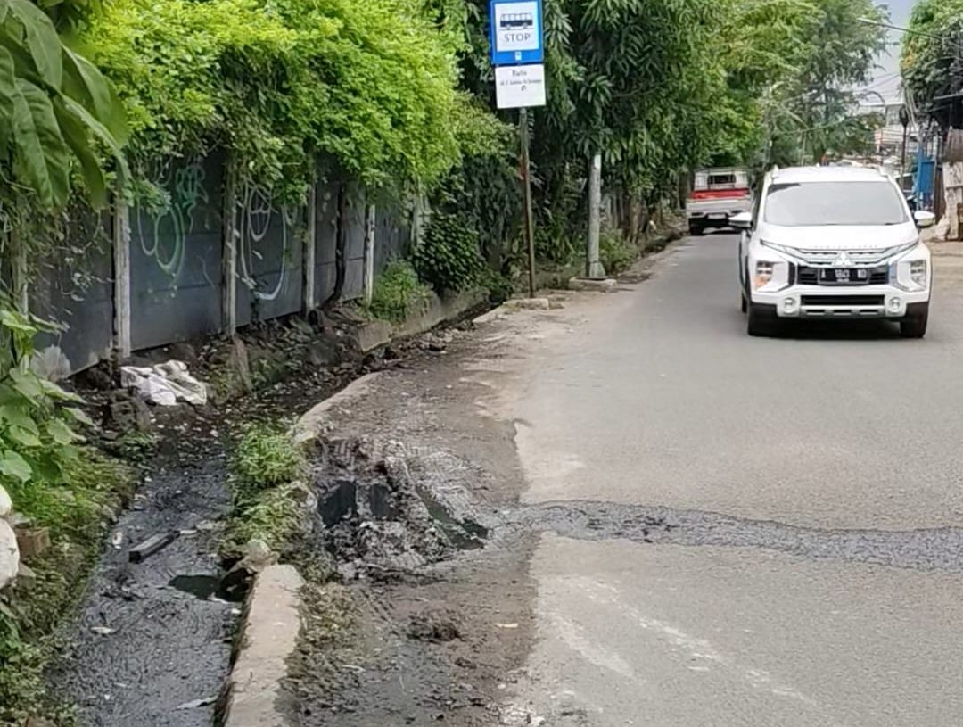 Saluran Air Ambrol, Jalan Bojong Raya Rawa Buaya Rusak Parah