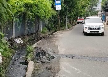 Saluran Air Ambrol, Jalan Bojong Raya Rawa Buaya Rusak Parah