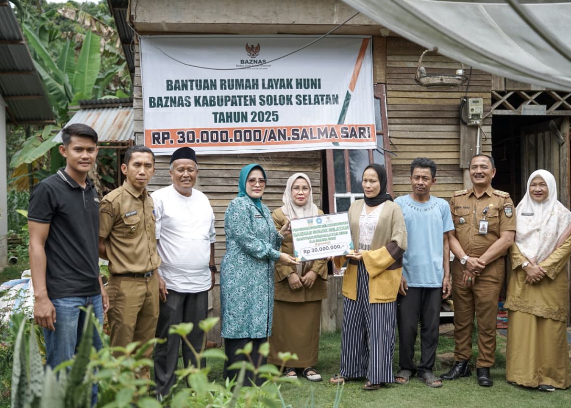 TP-PKK Solok Selatan Gandeng Baznas Salurkan Bantuan Bedah Rumah