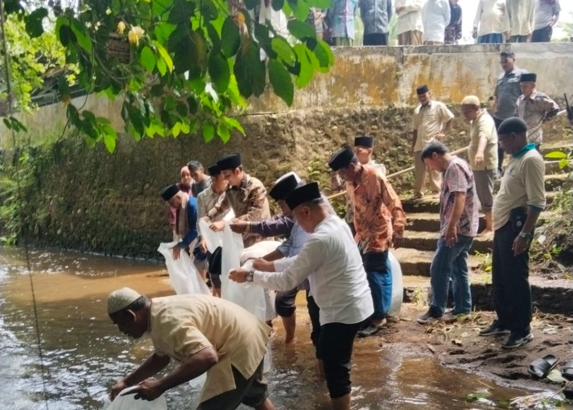 Wabup Rahmat Hidayat Tebar 5.000 Benih Ikan di Sungai Abu, Ajak Warga Jaga Kelestarian Perairan Umum