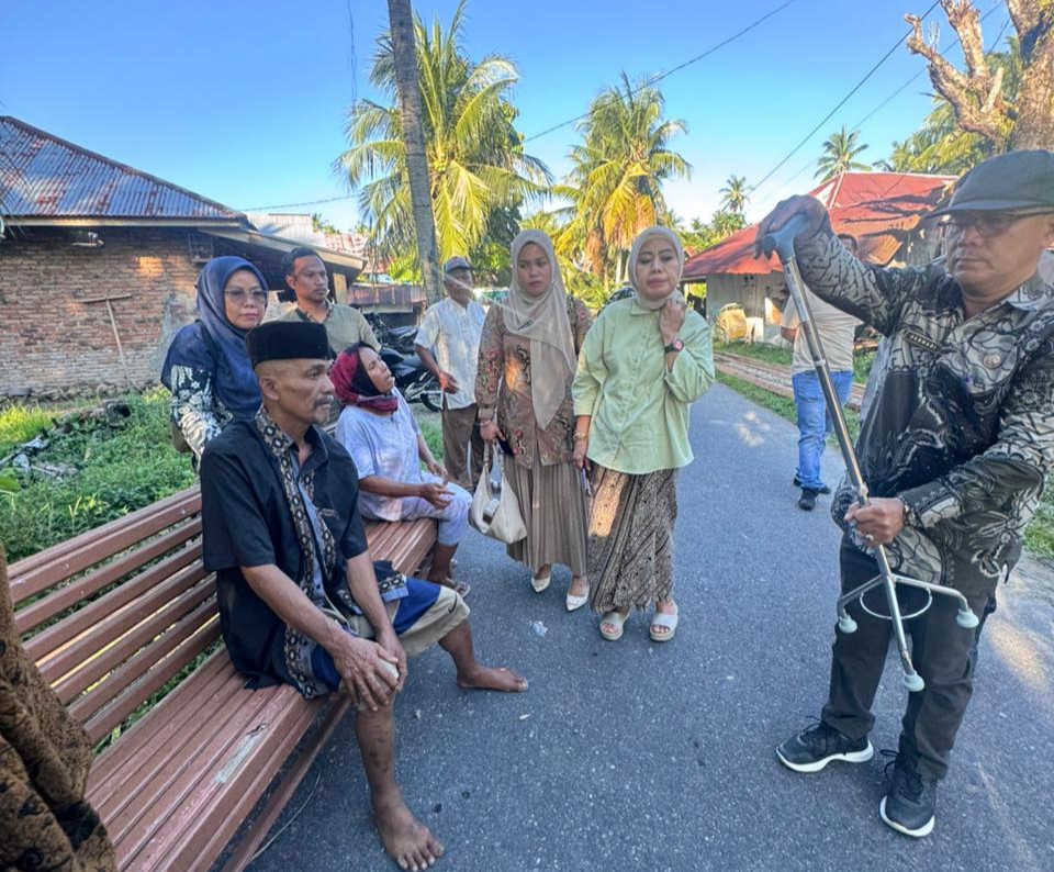 Berempati dengan Kondisi Ali Munir, Ketua PKK Nita Chritanti Beri Bantuan Tongkat dan Sembako