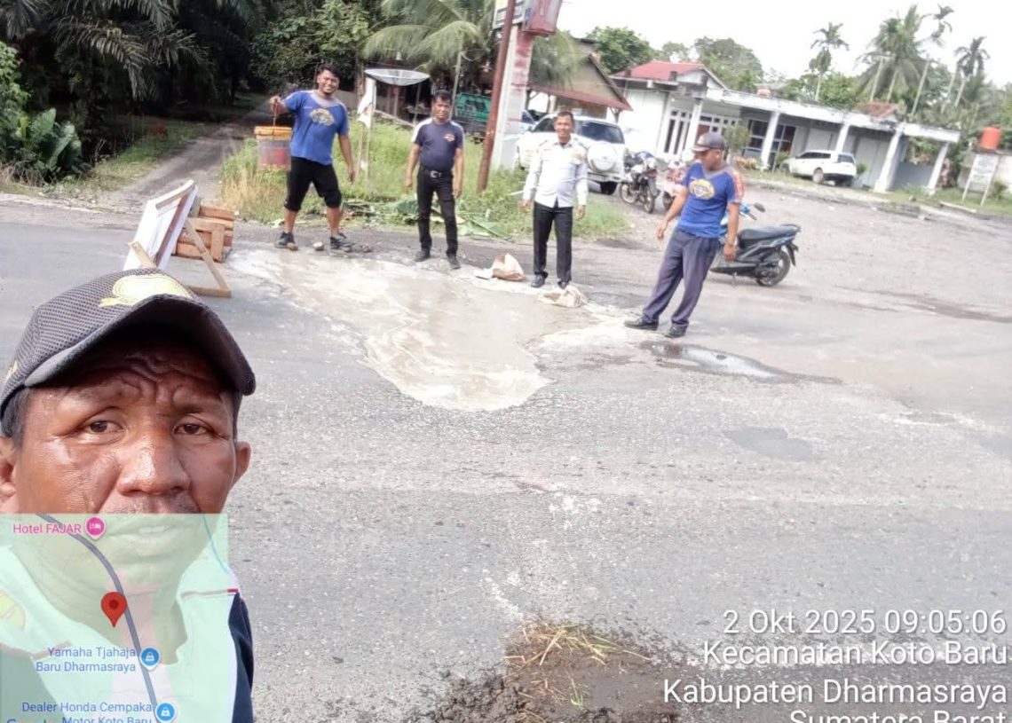 Dishub Dharmasraya Tambal Lubang Berbahaya di Jalan Lintas Sumatera Palo Padang