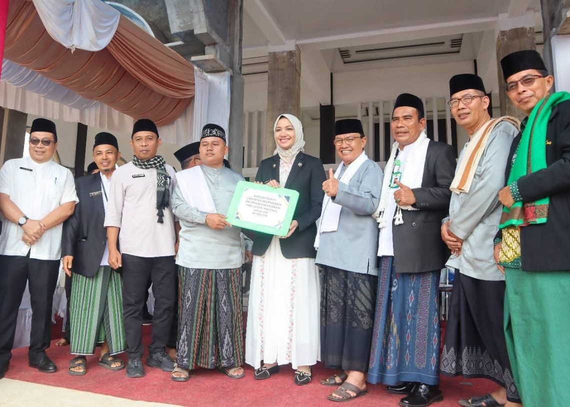 Bupati Dharmasraya Jadi Inspektur Upacara Hari Santri 2025 di Ponpes Al Barokah Koto Padang