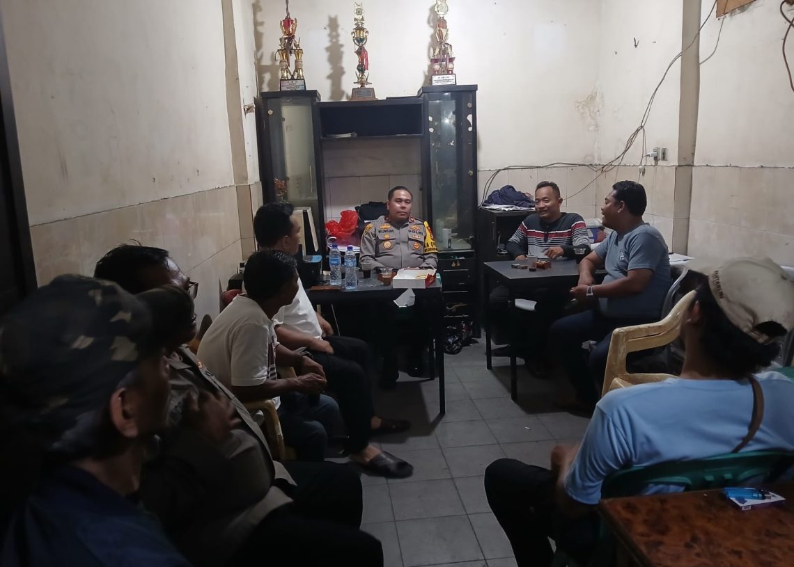 Kapolsek Tambora Sambangi Pos Satkamling Duri Utara, Tekankan Pencegahan Tawuran dan Curanmor