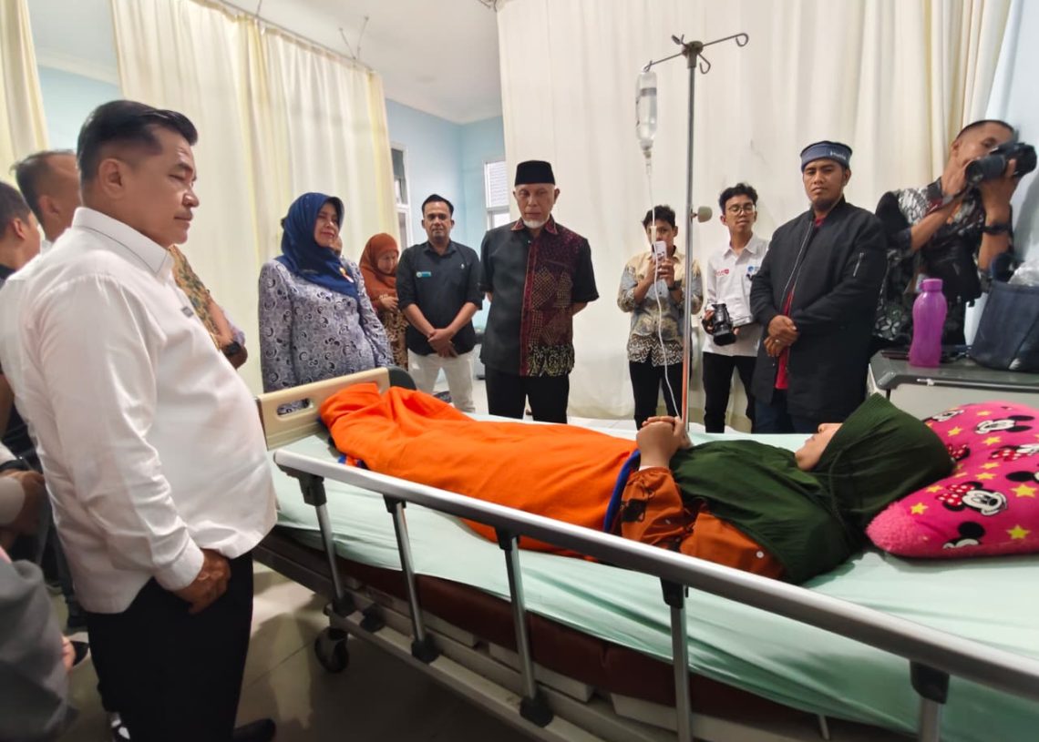 Gubernur Mahyeldi Tinjau Korban Dugaan Keracunan MBG di Kabupaten Agam