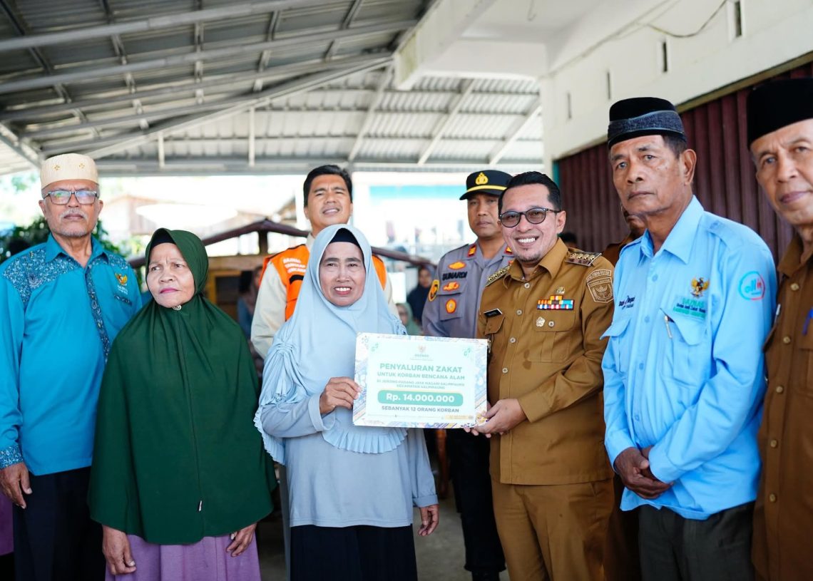 Bupati Serahkan Bantuan untuk Korban Angin Puting Beliung