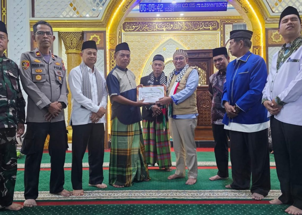 Serahkan Bantuan Bupati Tanah Datar Himbau Masyarakat Terus Tingkatkan Kewaspadaan