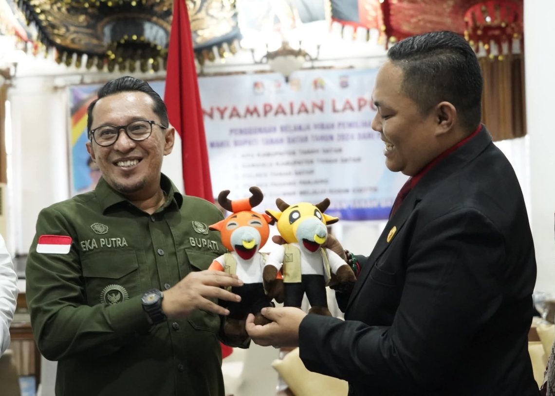 Bupati Tanah Datar Terima LPj Dana Hibah Pilkada 2024