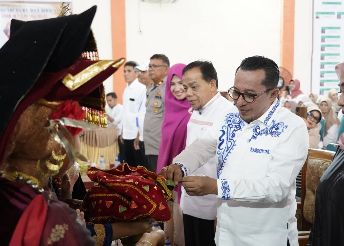 Pengurus Alumni SMANSALint Dikukuhkan Bupati Tanah Datar