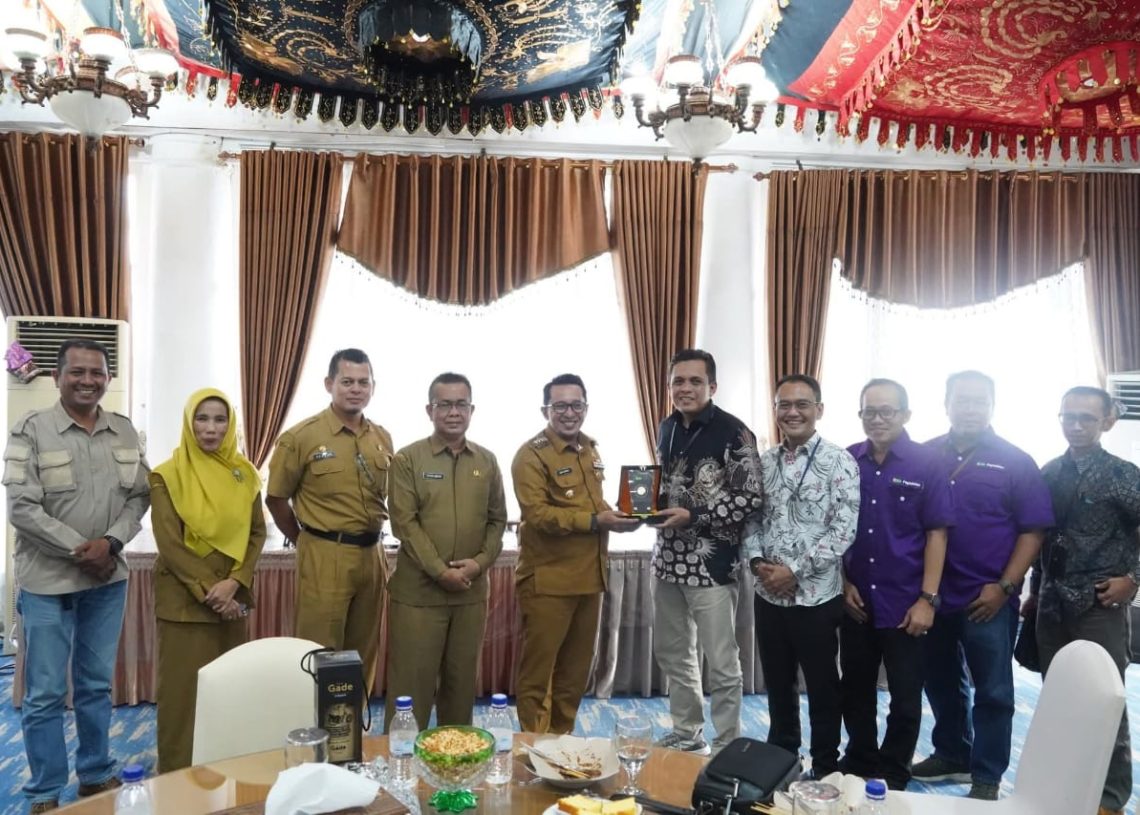 Bantuan yang Diserahkan PT. Pegadaian Kanwil II Pekanbaru Sebesar Rp. 86 Juta Diterima Langsung Bupati Tanah Datar