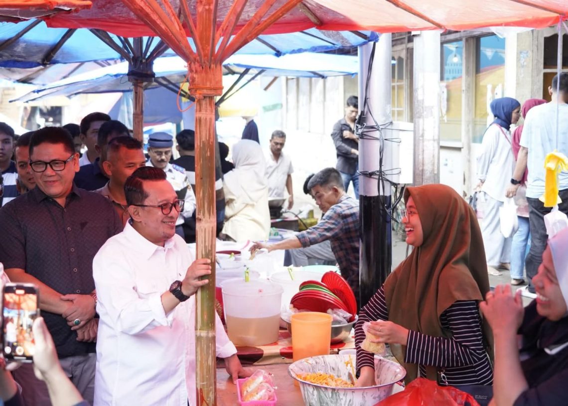 Bupati Tanah Datar Ajak Umat Muslim Khusuk Jalankan Ibadah, saat Kunjungi Pasar Pabukoan