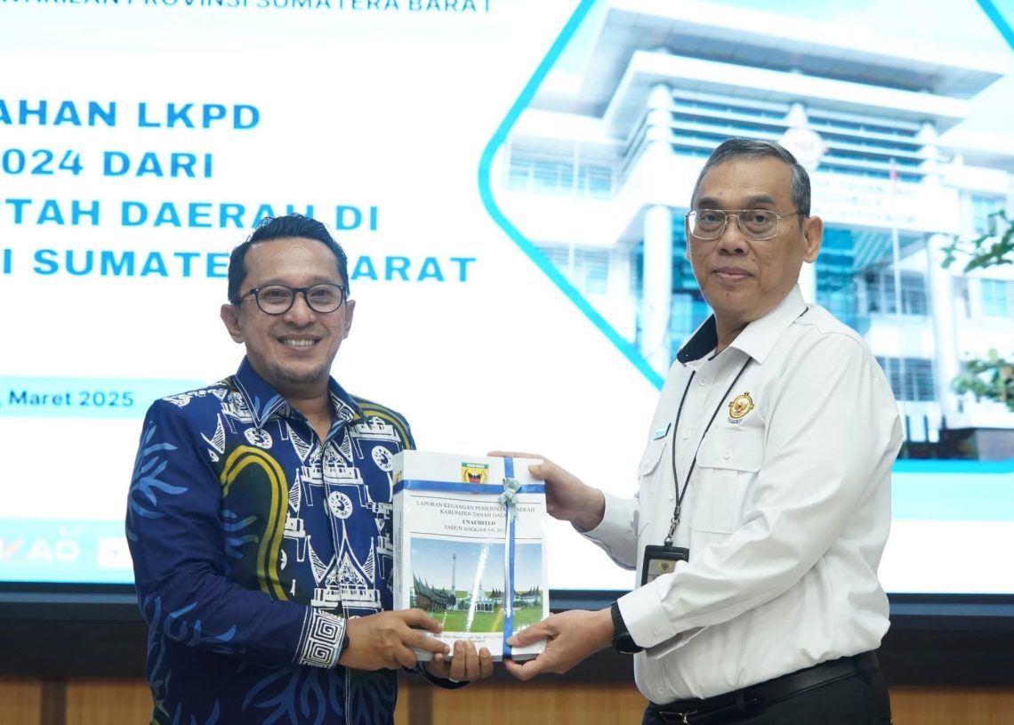 Bupati Tanah Datar Perdana Serahkan LKPD TA 2024 ke BPK Perwakilan Sumbar