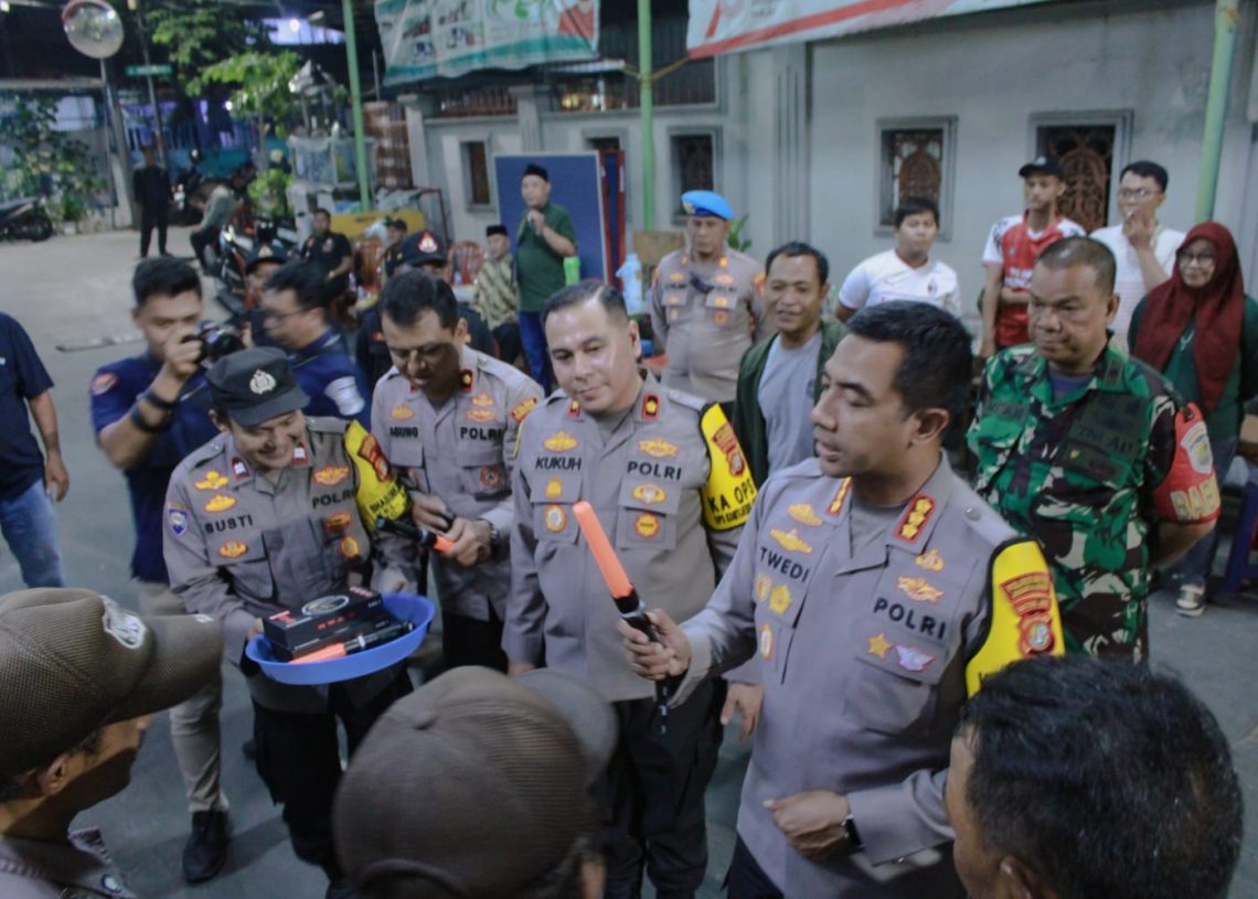 Kapolres Metro Jakarta Barat Sambangi dan Tinjau Pos Satkamling di Angke