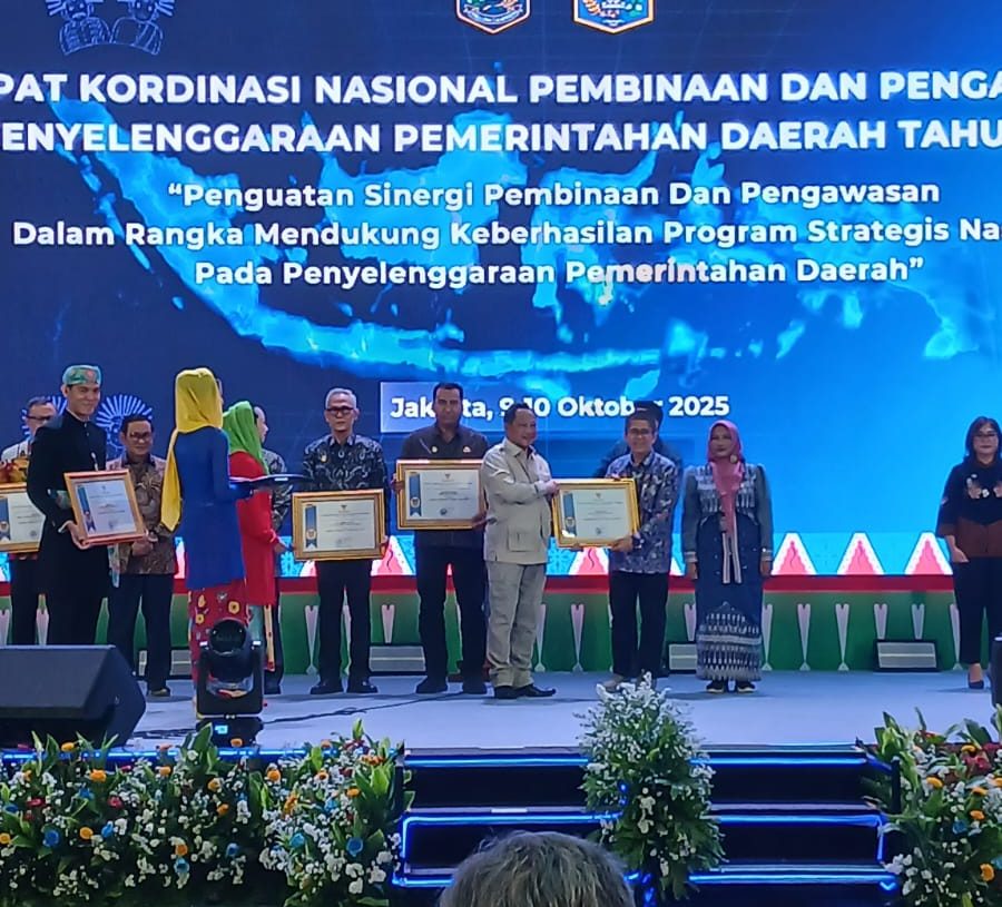 Inspektur Provinsi Sumbar Andri Yulika Raih Penghargaan Anggaraksa Dharma dari Mendagri