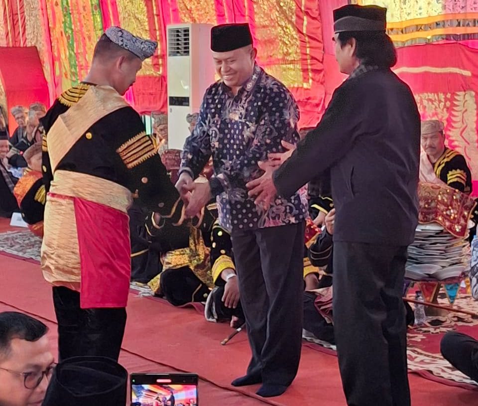 Gubernur Mahyeldi Apresiasi Pengukuhan Penghulu Suku Koto Prof. Fauzi Bahar