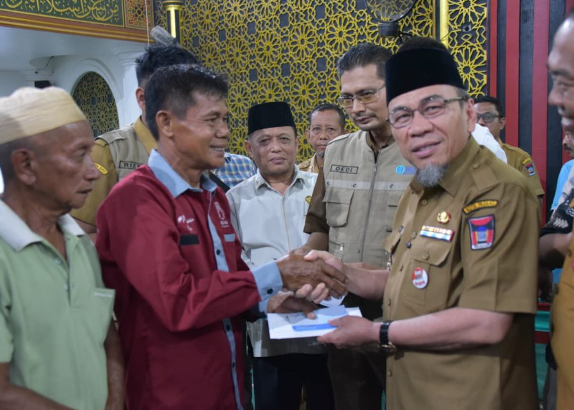 Pemko Padang dan Baznas Salurkan Bantuan Rp215 Juta untuk Korban Kebakaran Pemancungan