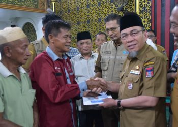 Pemko Padang dan Baznas Salurkan Bantuan Rp215 Juta untuk Korban Kebakaran Pemancungan