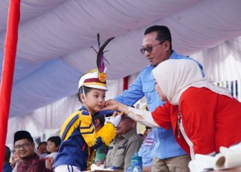 Ribuan Pasang Mata Saksikan Pawai Alegoris di Batusangkar