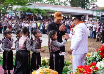 Upacara Penurunan Bendera Disaksikan Ribuan Masyarakat
