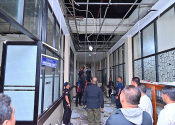 Wali Kota Zulmaeta Tinjau Kerusakan Balai Kota Akibat Angin Kencang