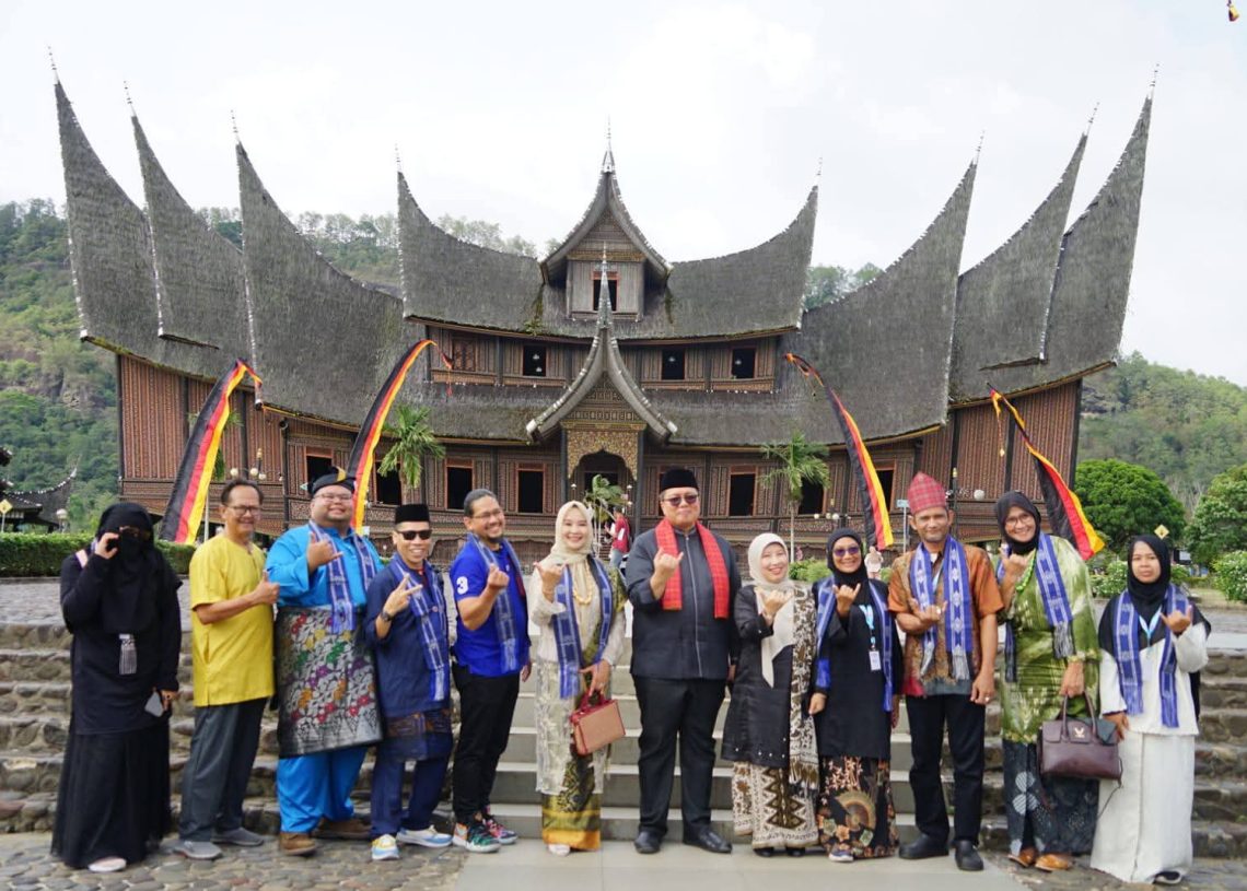 Wabup Fadly Makan Bajamba Dengan Rombongan Master Chefs International