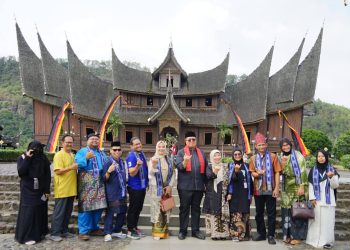 Wabup Fadly Makan Bajamba Dengan Rombongan Master Chefs International