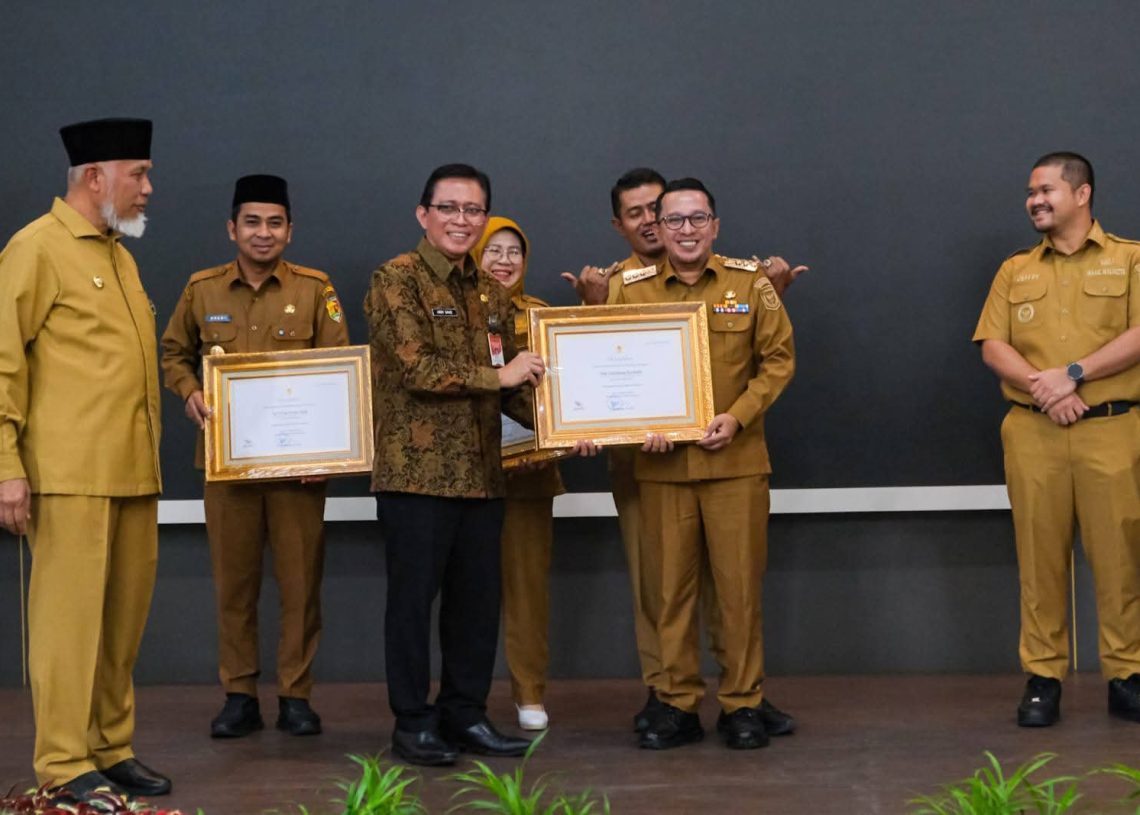 Rakor SPM di Sumatera Barat, Bupati Eka Putra Terima Sertifikat WBTbI