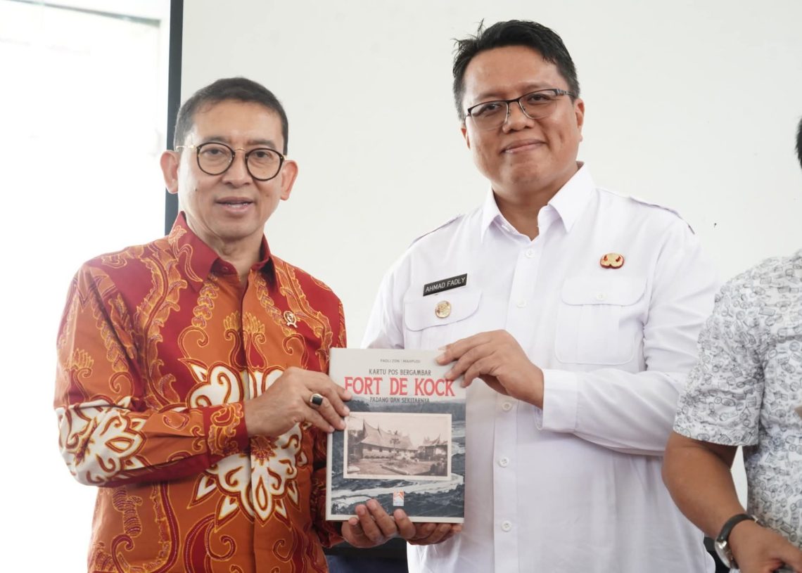 Menteri Kebudayaan Fadli Zon Luncurkan Buku Kartu Pos Bergambar Fort De Kock