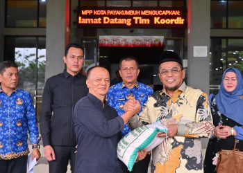 Anggota Komisi XIII DPR-RI Arizal Azis Salurkan Bantuan Beras untuk Korban Kebakaran Pasar Payakumbuh