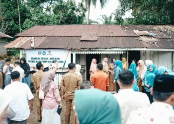 Tingkatkan Kesejahteraan Masyarakat, Ketua TP-PKK Erniati Khairunas Serahkan Sejumlah Bantuan