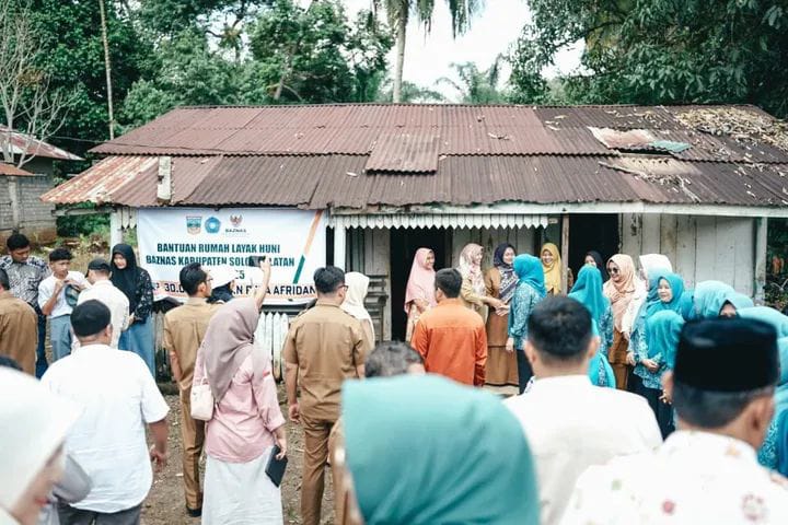 Tingkatkan Kesejahteraan Masyarakat, Ketua TP-PKK Erniati Khairunas Serahkan Sejumlah Bantuan
