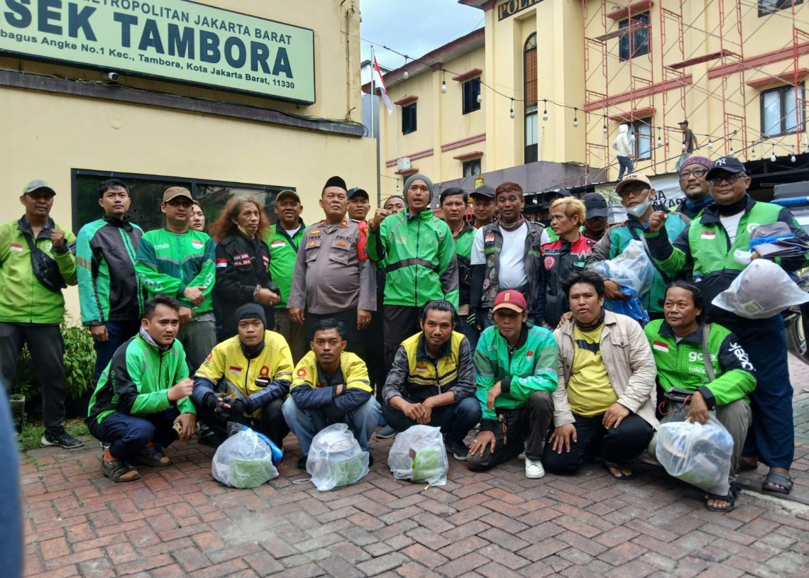 Polsek Tambora Bagikan 125 Helm dan Jaket dalam Program “Ojol Kamtibmas”
