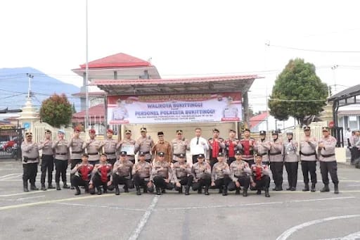 Wali Kota Beri Penghargaan Personel Polresta Bukittinggi