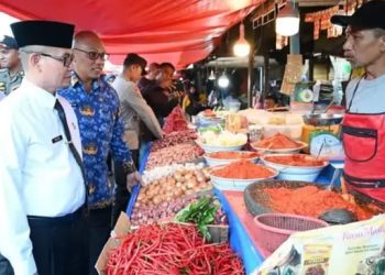 Kendalikan Inflasi di Bukittinggi, Wawako Ibnu Asis dan TPID Tinjau Harga Pasar