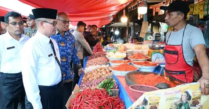 Kendalikan Inflasi di Bukittinggi, Wawako Ibnu Asis dan TPID Tinjau Harga Pasar