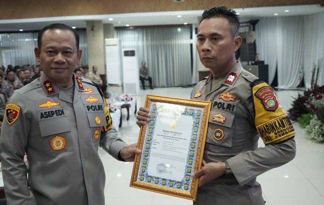 Kapolda Metro Jaya Beri Penghargaan untuk Polisi Inspiratif yang Dirikan Sekolah Bagi Anak Pemulung di Kembangan