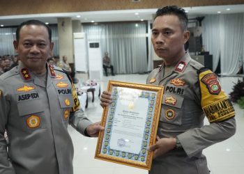 Kapolda Metro Jaya Beri Penghargaan untuk Polisi Inspiratif yang Dirikan Sekolah Bagi Anak Pemulung di Kembangan