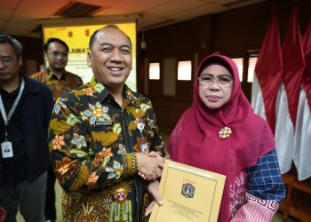 Wali Kota Jakarta Barat Serahkan 22 SK Pensiun TMT 1 November 2025