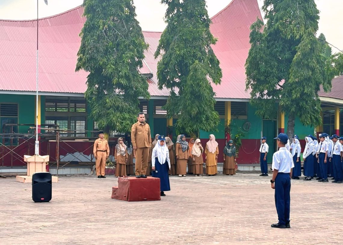 Jadi Pembina Upacara di SMPN 3 X Koto Singkarak, Wabup Sampaikan Pesan Inspiratif untuk Pelajar
