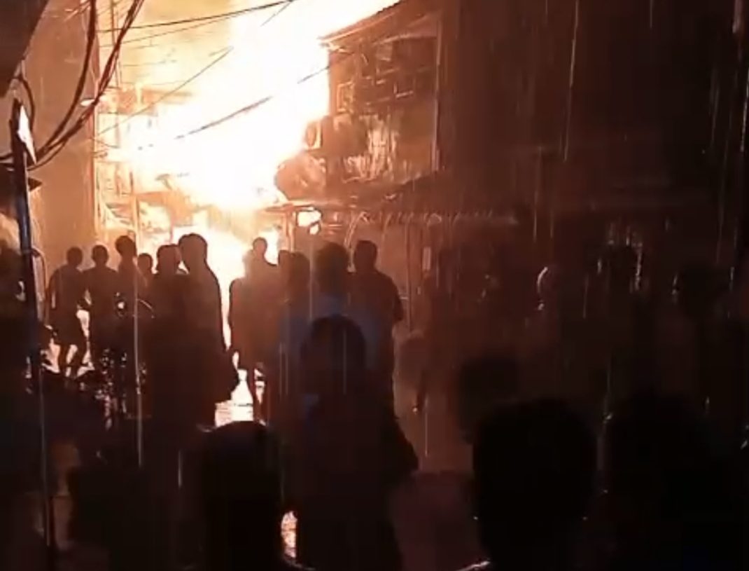 Kebakaran Lahap Cafe Kirana di Tamansari, Petugas Berjibaku Padamkan Api