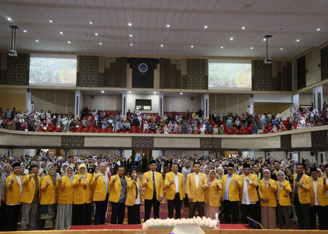 UNP Kukuhkan 587 Guru Profesional, Rektor Tekankan Pentingnya Kompetensi Digital