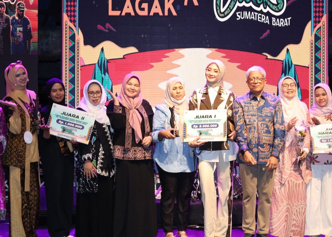 Dekranasda Kota Pariaman Raih Juara 1 Festival Batik Sumbar 2025 di Sawahlunto