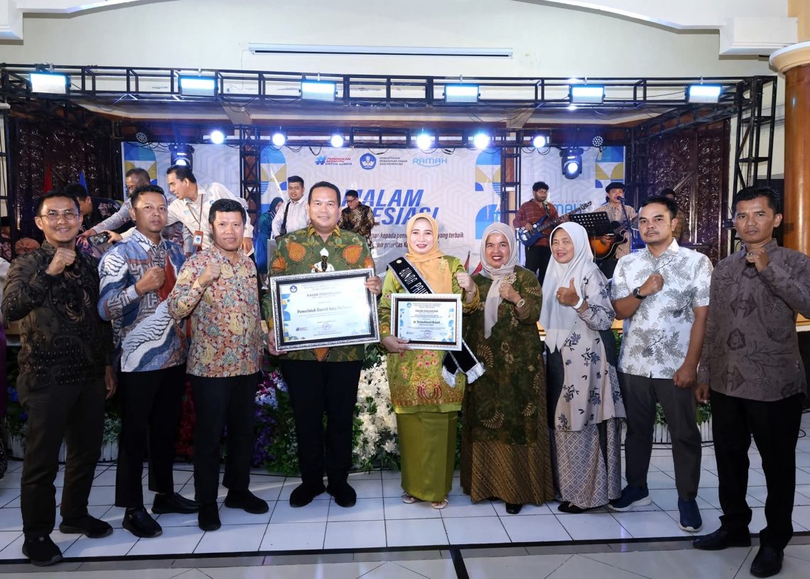Yota Balad Terima Penghargaan Nasional atas Komitmen Transformasi Pendidikan di Pariaman