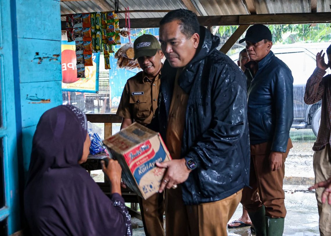 Yota Balad Tinjau Sejumlah Titik Banjir di Kota Pariaman