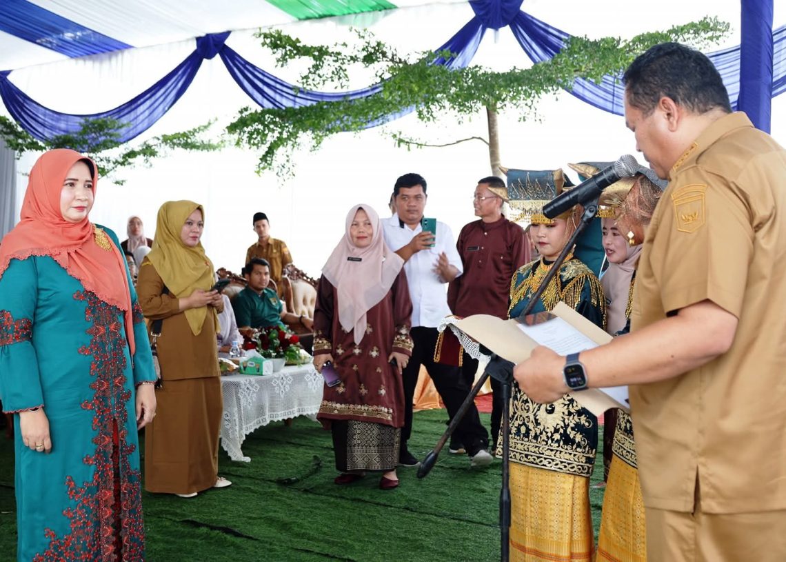 Yosnely Balad Dikukuhkan sebagai Bunda Literasi Kota Pariaman 2025–2029