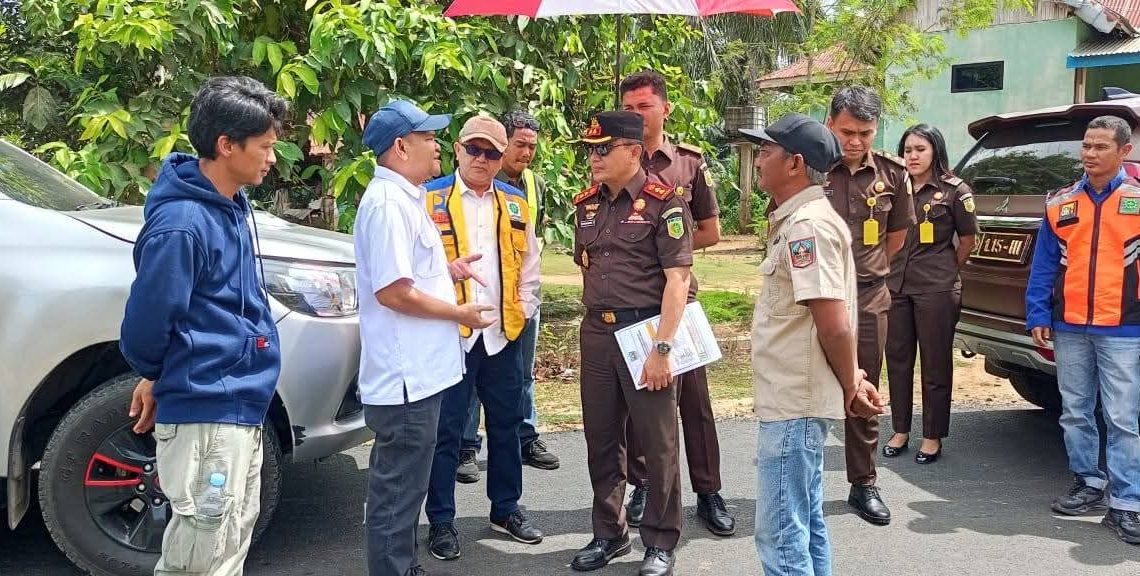 Dalam Rangka Pendampingan Hukum, Kajari Dharmasraya Tinjau Proyek Pembangunan Jalan