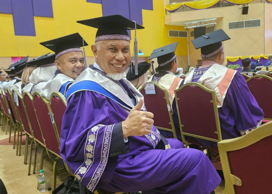 Gubernur Mahyeldi Resmi Diwisuda Magister Manajemen di Malaysia