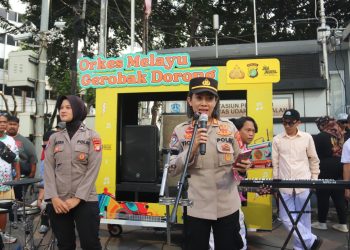 Polwan Polda Metro Jaya Ajak Warga Jaga Ketertiban di CFD Bundaran HI, Iringan Musik Orkes Melayu Gerobak Dorong Meriahkan Suasana